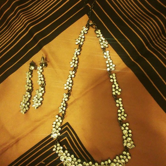 Luxury Rhinestone Necklace & Earrings set - Picture 3 of 3